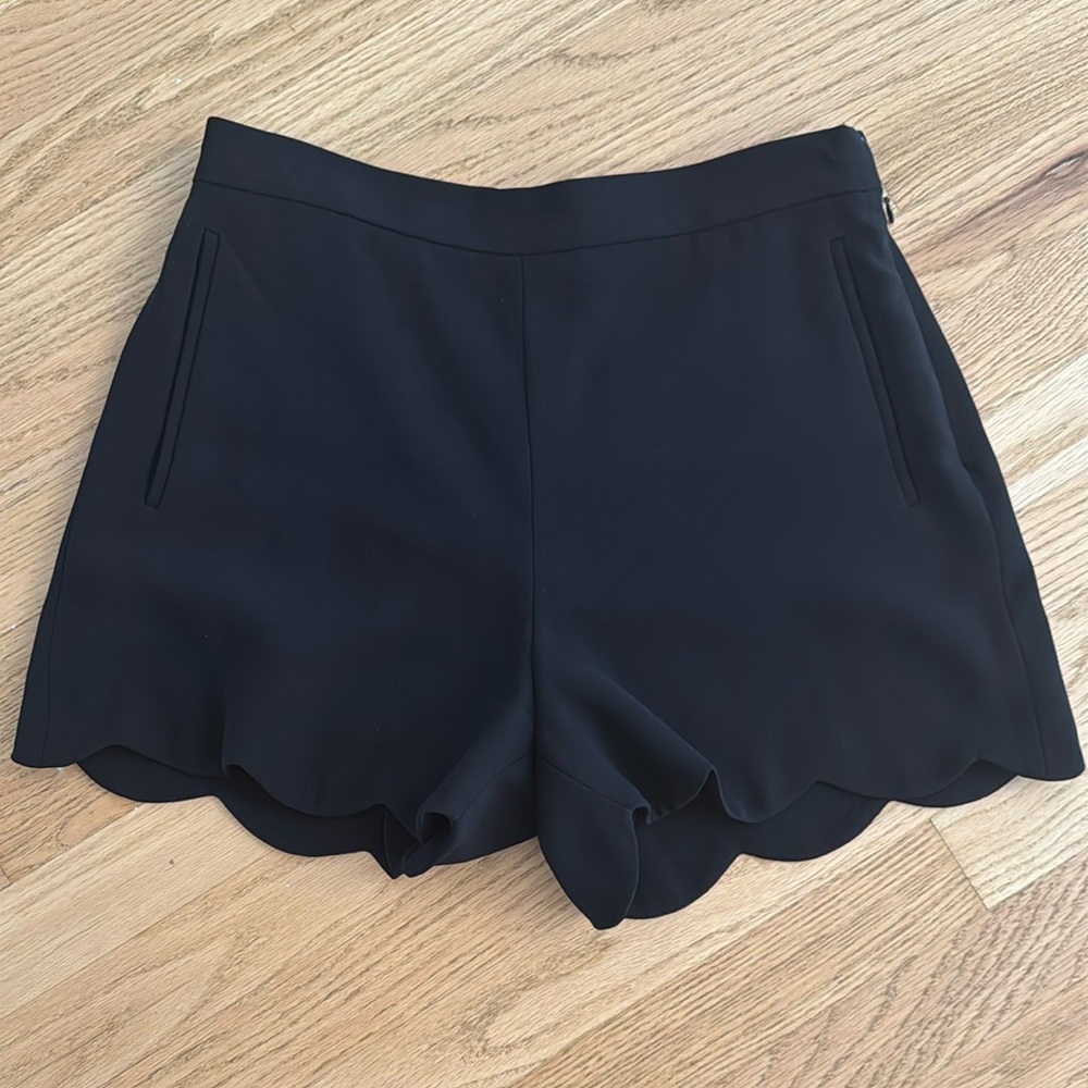 Aritzia Wilfred Black Scalloped Shorts